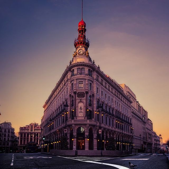 metro_madrid's tweet photo. 🤩 Madrid, ¡qué bonita eres! 
📸 IG: sanchezperez.sergio 
#FelizLunes #MadridEnMetro https://t.co/HOZl6plQAC