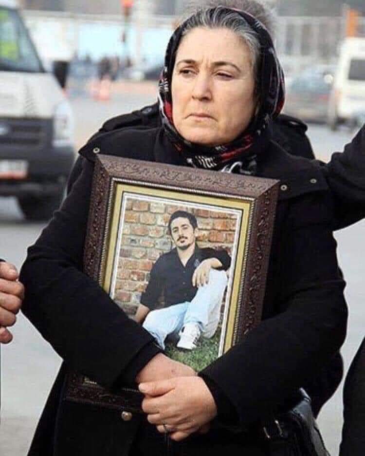 ZeynepMnzrCn's tweet photo. O hep 19 yaşında...
Diş değil, tırnak değil
Bir mendil niye kanar?
Yüreklerimiz kanamaya devam ediyor. “Vurmayın, öldüm.” diyen sesini de; vicdanını, insanlığını kaybedenleri, katledenleri de unutmadık!
#Aliismailkorkmaz https://t.co/Mg3uklLC6m