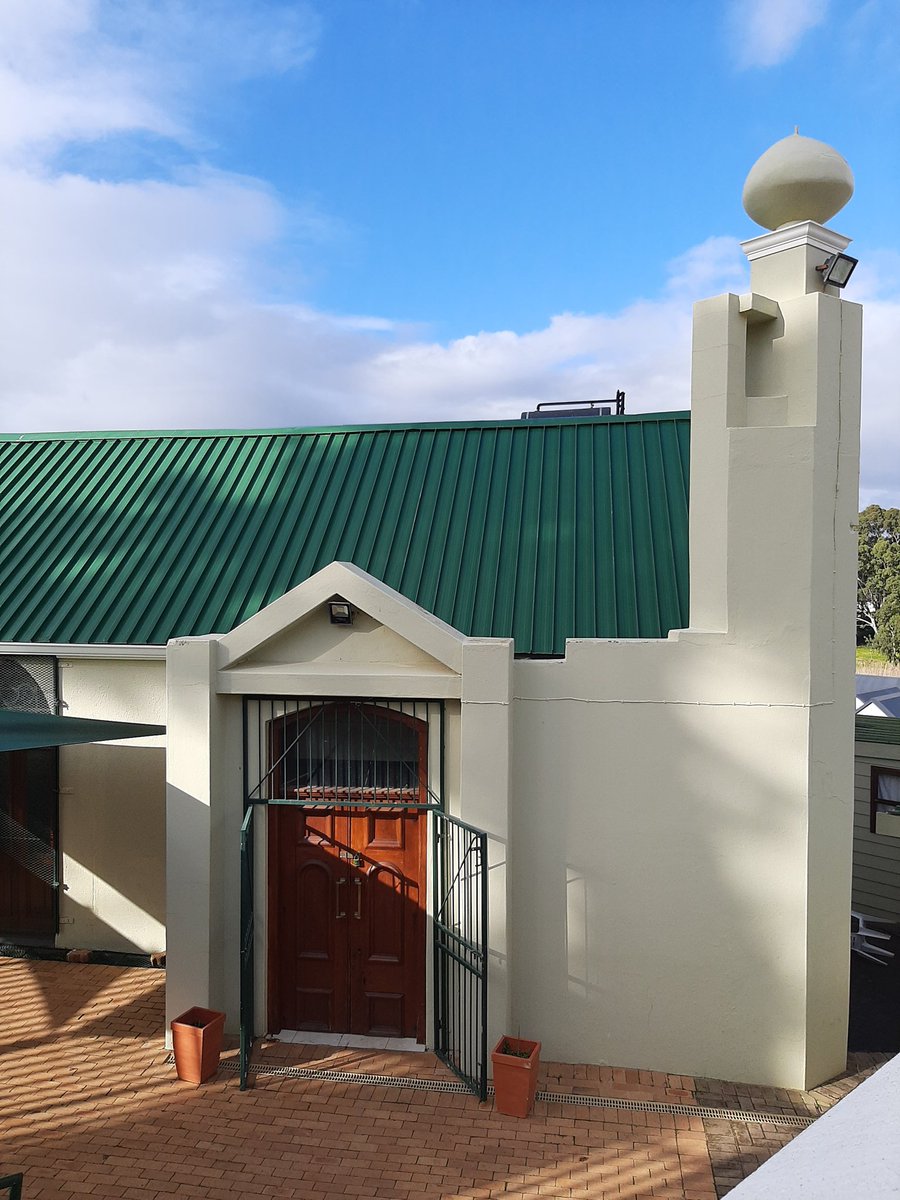 MuhammadBadsha's tweet photo. Masjid Mahmoed, Constantia

Est 1913 on a farm to serve Muslims traveling the sand road from Wynberg. 

Wudhu was from a stream built by slaves c.1790, one of the earliest examples of Cape irrigation.

It survived Apartheid's forced removals and serves Muslims who again live here https://t.co/JKDdolfKoZ