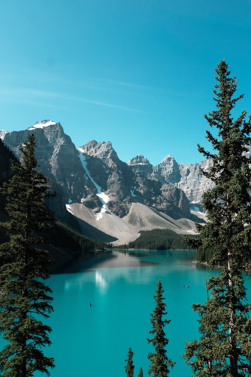 Experience the serene beauty of #MoraineLake in Banff National Park, #Canada. The emerald-green waters surrounded by snow-capped mountains create a breathtakingly romantic setting that's perfect for a peaceful getaway. #Travel #NatureLovers #TravelFact #Lake