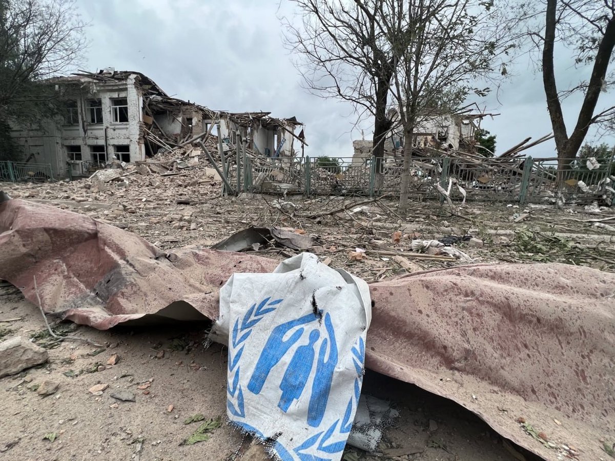 michaelh992's tweet photo. 🚩Four people were killed and 11 wounded in a #Russian airstrike against a point of distribution of humanitarian aid in Orikhiv, in the Zaporizhya region #Ukraine https://t.co/XRQzLNggVz