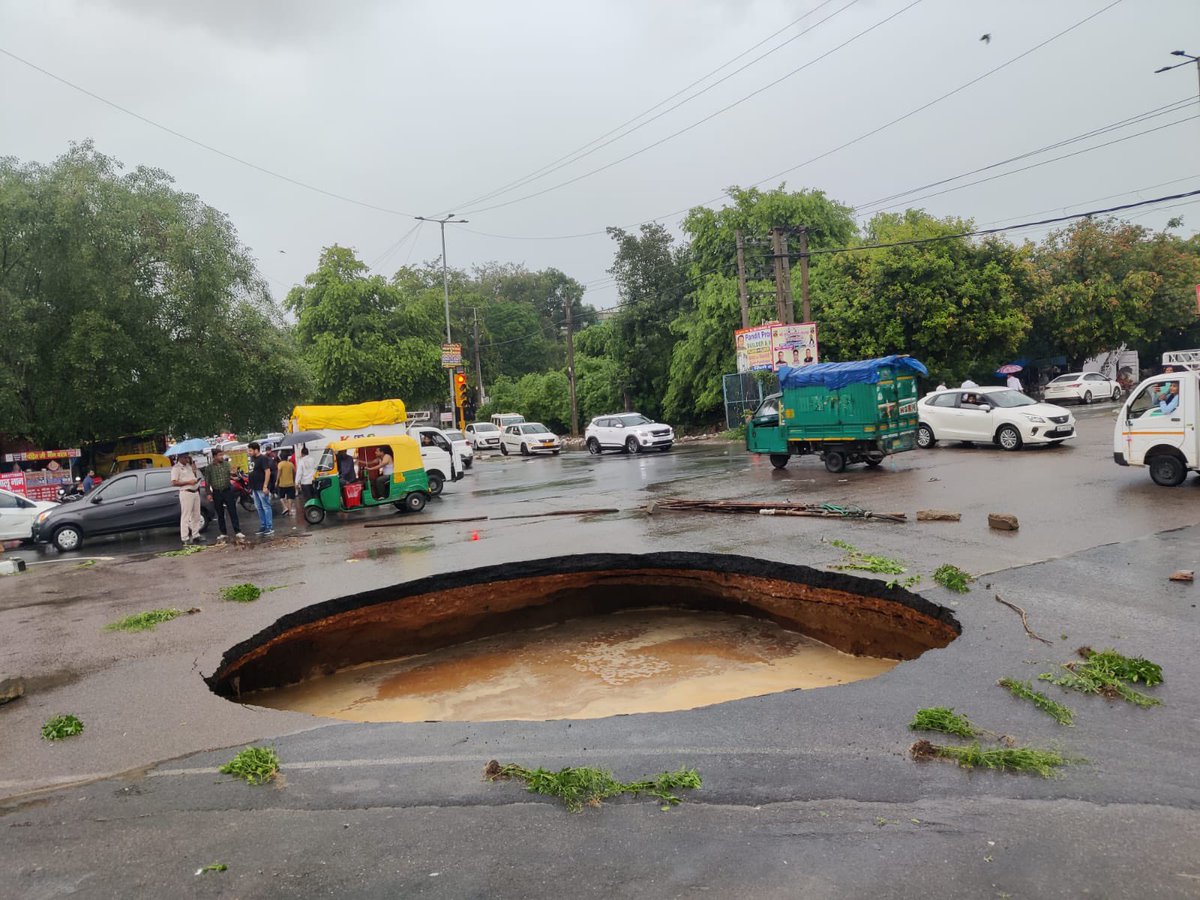 बधाई हो दिल्ली !! 'हमने दिल्ली की जनता के विश्वास का गड्ढा खोद दिया है , आपको चिंता करने की जरूरत नहीं है।' : अरविंद केजरीवाल