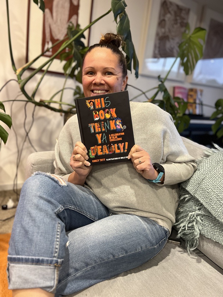 IndigitalEdu's tweet photo. #Indigital Founder & CEO @jade_mikaela features in @corey_tutt's latest work: #ThisBookThinksYaDeadly!
From acclaimed author of #TheFirstScientists & w/illustrations by @MollyDHunt this book celebrates the diversity and success of First Nations People.
Go grab yourself a copy! https://t.co/pSHYSqf22S