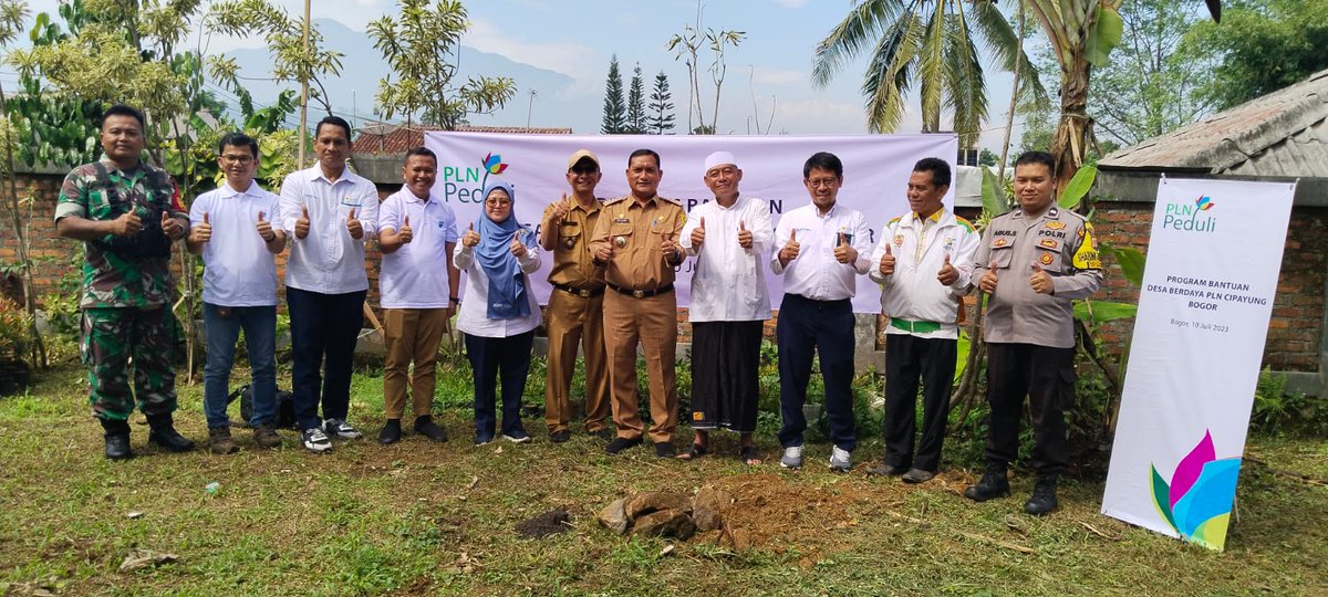 PMegamendung's tweet image. Bhabinkamtibmas Desa Cipayung Aipda Agus S. dan Babinsa Peltu Nurakhman giat menghadiri kegiatan peletakan batu pertama rumah pintar Program Bantuan Desa Berdaya PLN Cipayung Bogor di Kp. Kabandungan Ds. Cipayung Kec. Megamendung, Senin (10/7/2023).