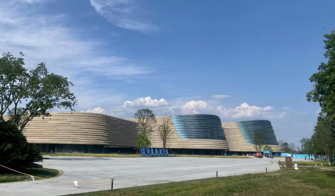 AncientShu's tweet image. What's going on at the Sanxingdui during its closure? The veil is fading from the new hall, and some of the #artefacts are living in villas... Every day, changes are taking place at the #Sanxingdui #Museum. Let’s forward to seeing the new hall! #news #culture