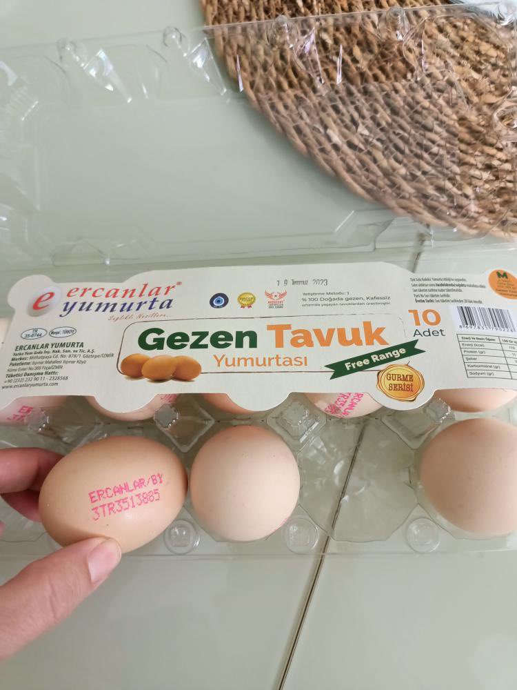 gidadedektifi's tweet photo. Ercanlar Yumurta markasıyla "gezen tavuk yumurtası" diye satılan bu yumurtayı alanlar içini açtıklarında 3 numaralı kafes yumurtasıyla karşılaşıyor.
Daha önce de yayınladık, insanlar göz göre göre kandırılıyor.
Denetleyen yok.
Dur diyen yok.
@ticaret 
@A101iletisim https://t.co/YDDB1rmHdD
