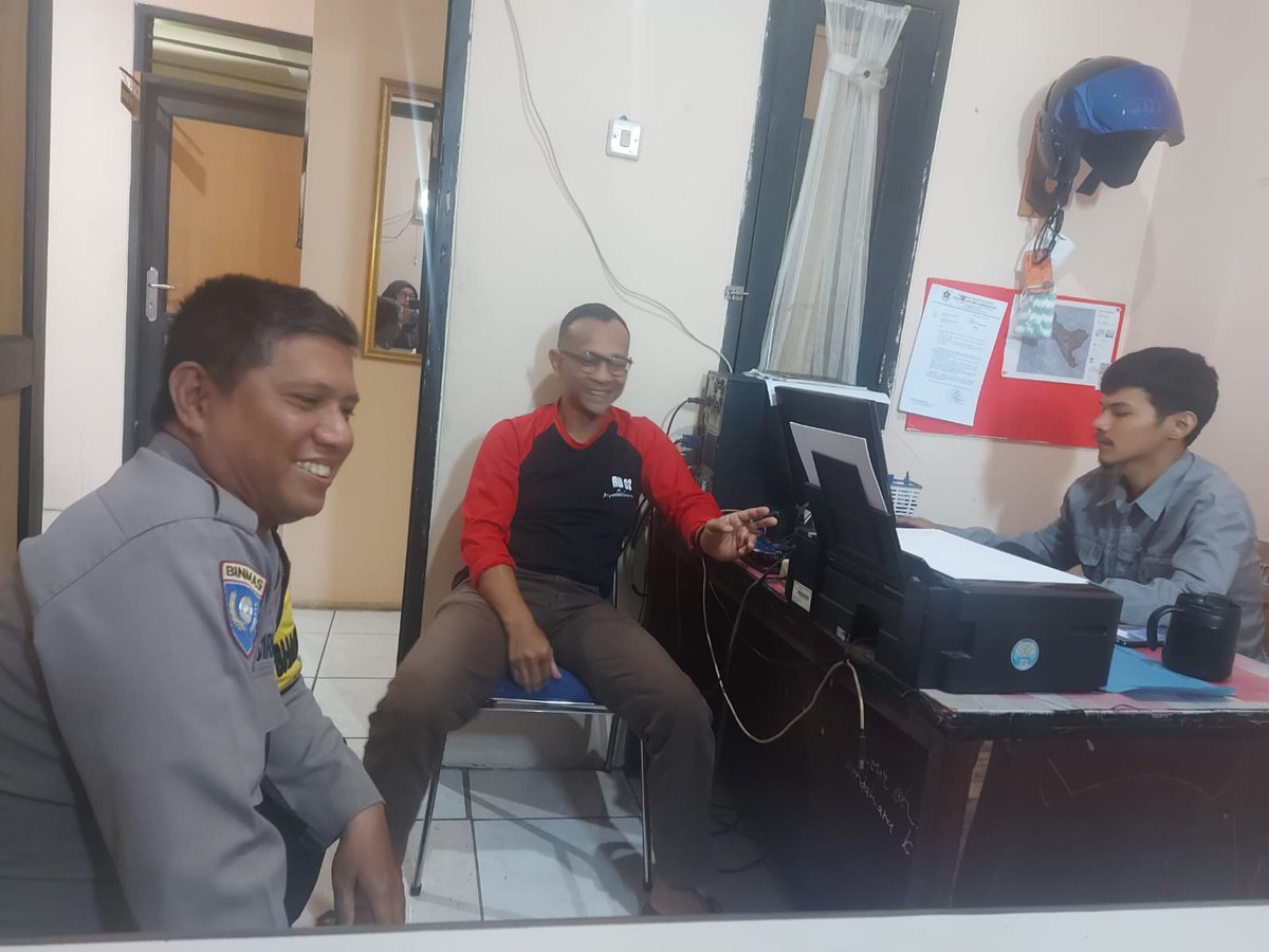 PMegamendung's tweet image. Bhabinkamtibmas Desa Gadog Aiptu STP. Sirait giat sambang warga desa binaan dan memberikan himbauan kamtibmas, Senin (10/7/2023).