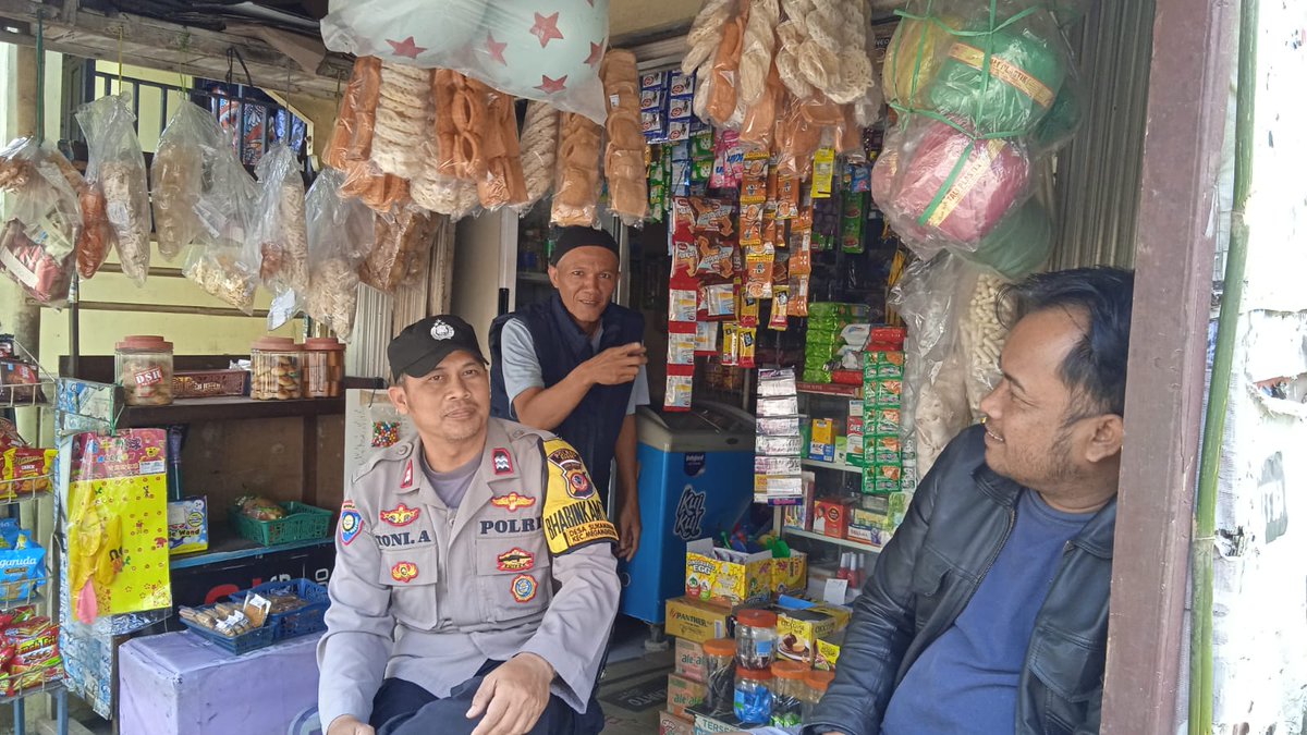 PMegamendung's tweet image. Bhabinkamtibmas Desa Sukamanah Aiptu Toni Andriawan giat sambang warga desa dan memberikan himbauan Kamtibmas, Senin (10/7/2023).