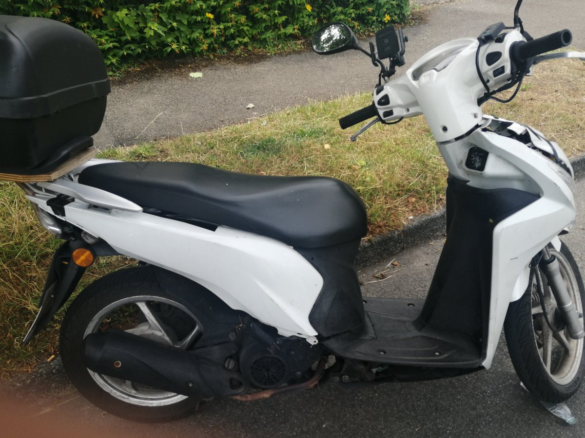 Whilst SNT were patrolling up at The Mount yesterday, officers came across a suspicious looking moped. After carrying out checks, it became apparent it was LOS. It was shortly reunited with a very pleased owner😊  <a href="/MPSSutton/">South Area - Sutton MPS</a>