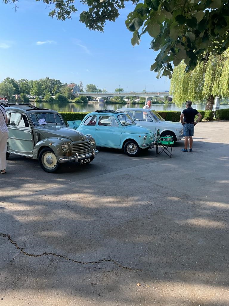 POST Luxembourg a exposé dimanche dernier ses voitures anciennes Citroën 2CV AZU et HY lors du « Oldtimer Treff » à l’esplanade de Remich.

#Luxembourg #POSTLuxembourg #Oldtimer #Remich #Citroen #2CV #2CVAZU #HY