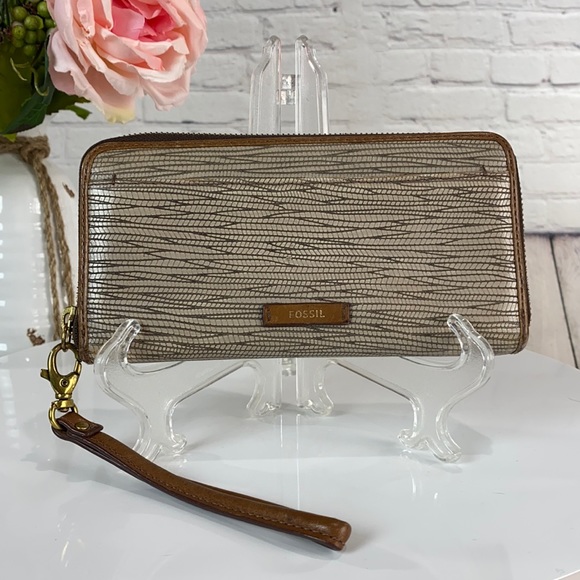 So good I had to share! Check out all the items I'm loving on <a href="/Poshmarkapp/">Poshmark</a> from <a href="/JoannaHensley17/">Joanna Hensley</a> #poshmark #fashion #style #shopmycloset #erikasplace #webanjo3 #fossil: posh.mk/uBjH7tAujBb