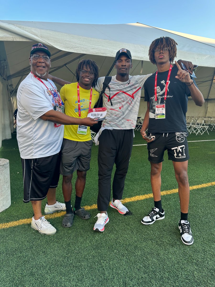 We are Taylor Ducks proud of our hometown hero Fred Kerley and Jarvis Anderson <a href="/fkerley99/">Fred Kerley</a> <a href="/JARVISANDER_9/">Jarvis Anderson</a> <a href="/Treos37/">Treos Richardson</a> #classact