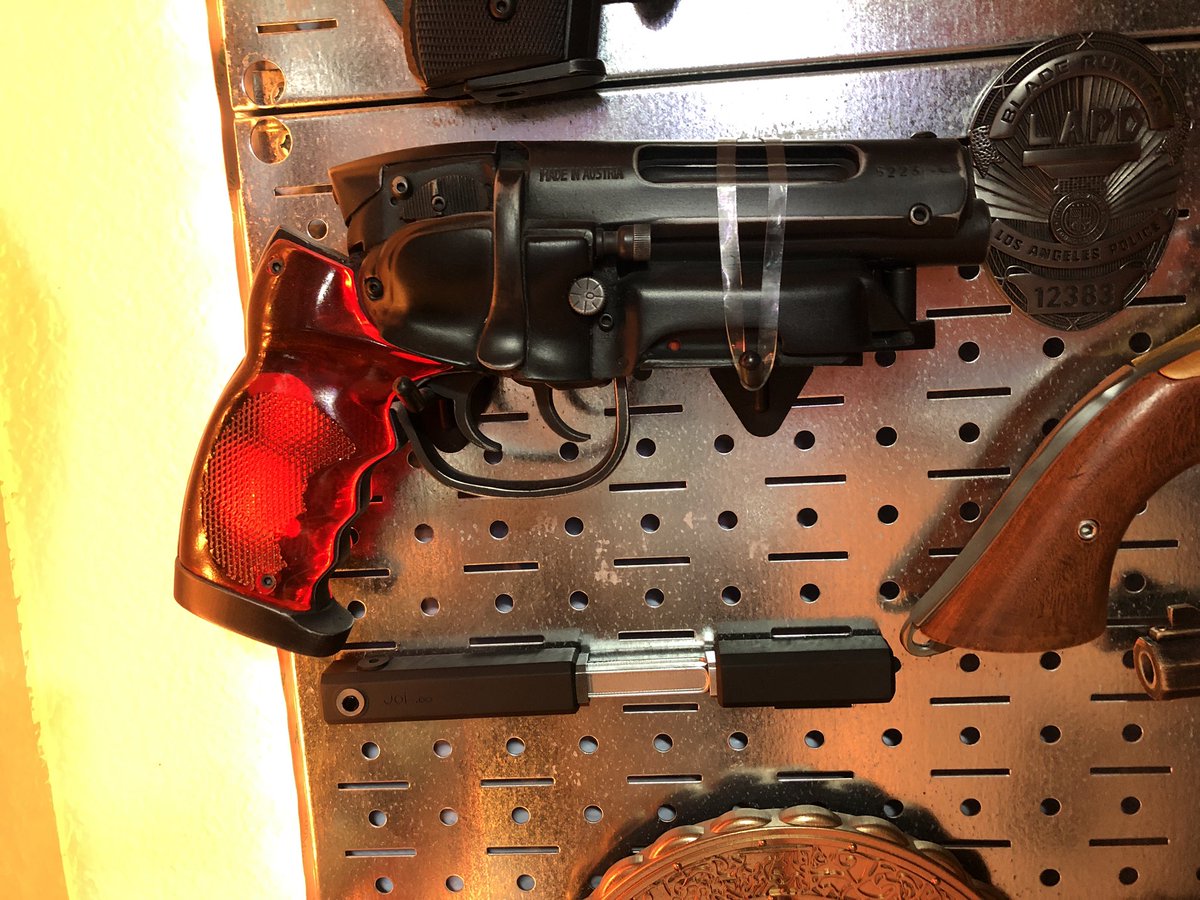 GeekToyLove's tweet photo. Joi Emanator, #BladeRunner2049, Ana de Armas not included. Stuck two magnets inside so I can display it on the Armory wall. It technically can open and close but due to too tight tolerances would only do it once. Still a fun little replica to add

#2023Projects #GeekDen https://t.co/eYLr7P7ChQ