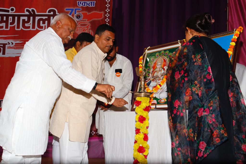 ABVPVoice's tweet photo. महाकोशल प्रांत के सिंगरौली जिला में अभाविप बैढन नगर इकाई द्वारा राष्ट्रीय विद्यार्थी दिवस एवं अभाविप के 75वें स्थापना दिवस के अवसर पर 'भारत की वास्तविक पहचान' विषय पर संगोष्ठी का आयोजन किया गया जिसमें मध्य क्षेत्र के क्षेत्रीय संगठन मंत्री श्री @ChetasSukhadia एवं समाजसेवी श्री वशिष्ठ पांडेय विशेष रूप से उपस्थित रहे।

#ABVP75