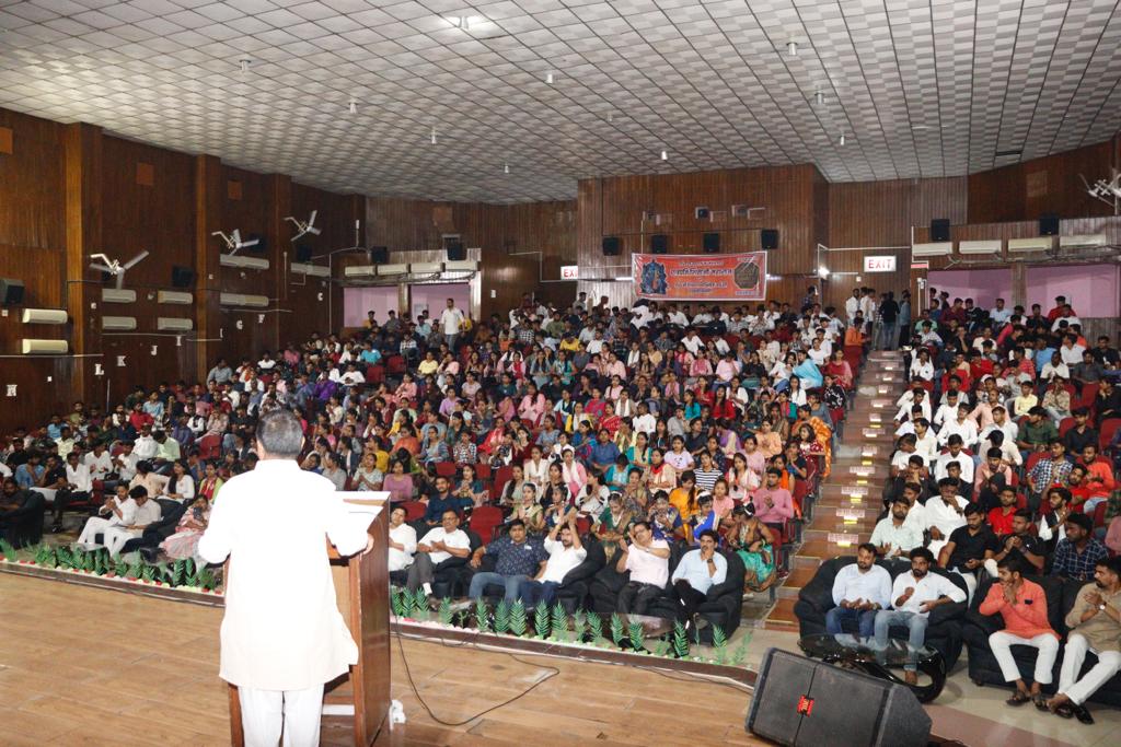 ABVPVoice's tweet photo. महाकोशल प्रांत के सिंगरौली जिला में अभाविप बैढन नगर इकाई द्वारा राष्ट्रीय विद्यार्थी दिवस एवं अभाविप के 75वें स्थापना दिवस के अवसर पर 'भारत की वास्तविक पहचान' विषय पर संगोष्ठी का आयोजन किया गया जिसमें मध्य क्षेत्र के क्षेत्रीय संगठन मंत्री श्री @ChetasSukhadia एवं समाजसेवी श्री वशिष्ठ पांडेय विशेष रूप से उपस्थित रहे।

#ABVP75