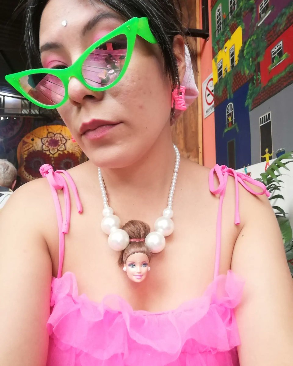 Este collar es de mis diseños favoritos y mis aretes de tacón también¿Ya tienen su look para ver  #BarbieMovie ? #girlboss #artista #kawaii #pinklover #diseñadora