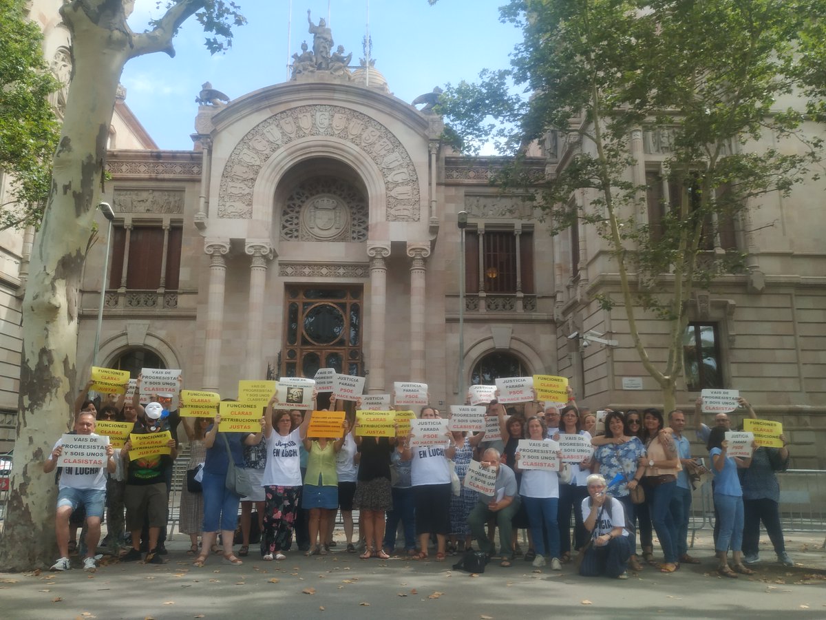 rosabelrguez's tweet photo. Los funcionarios llevamos 85 días en lucha por nuestros derechos laborales, con una ministra desaparecida y un presidente del Gobierno que solo da la callada por respuesta. Será hoy el día en que ofrezcas soluciones, @sanchezcastejon? #CaraACara #ElDebate #SánchezVsFeijóo https://t.co/h8nAQGMdYy