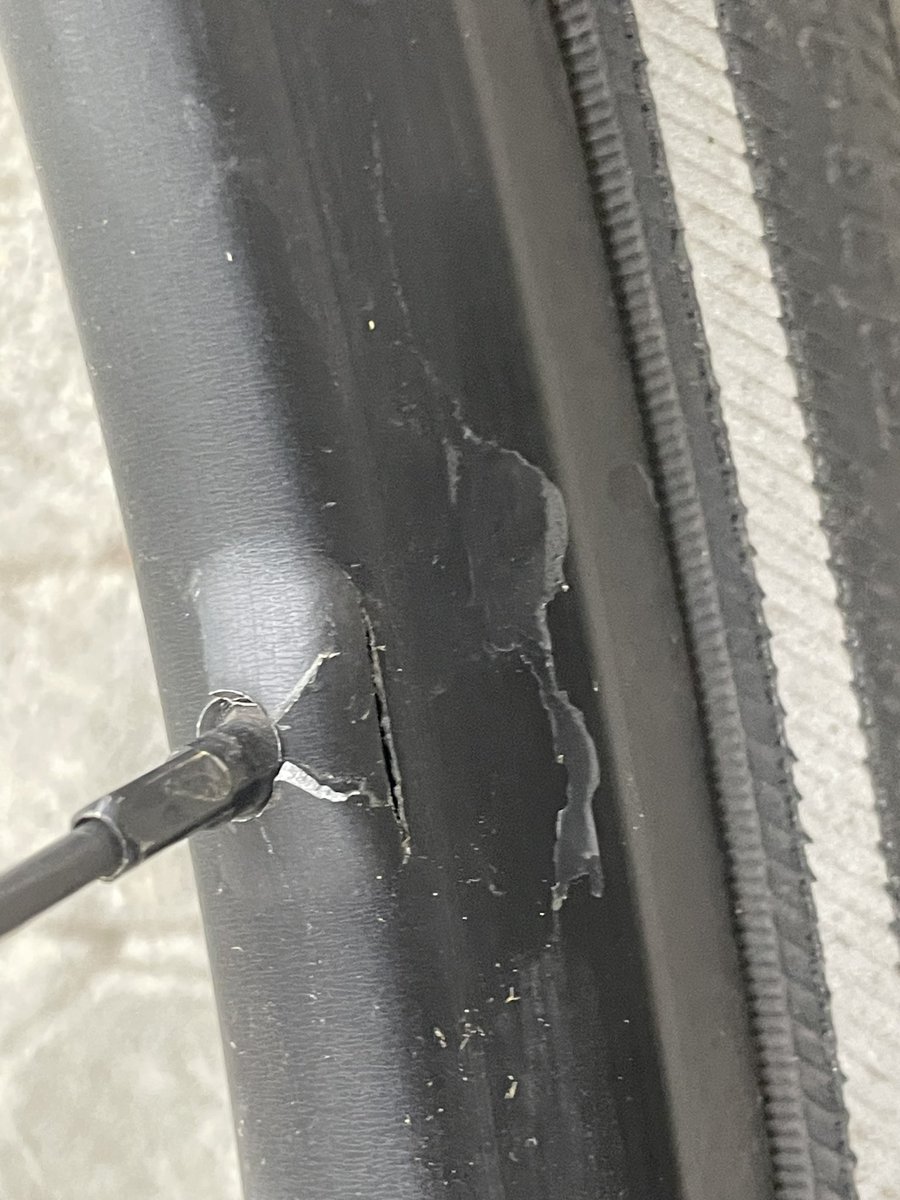 clementb65's tweet image. Ma roue de vélo après seulement 3000klm
Une honte. 
500€ le remplacement. 
Sur les groupes d’utilisateur ce problème arrive souvent. 
La réponse de cowboy est : avez vous souscris à notre service de réparation ?
En tout cas la conception de cette roue est très dangereuse