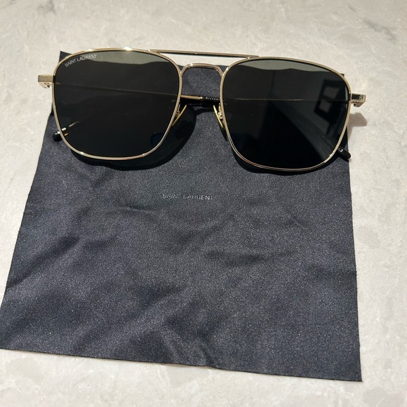 dodo_salah2016's tweet photo. So good I had to share! Check out all the items I'm loving on @Poshmarkapp #poshmark #fashion #style #shopmycloset #yvessaintlaurent: https://t.co/OtI5o7oQVN https://t.co/WQ4l5psoXB