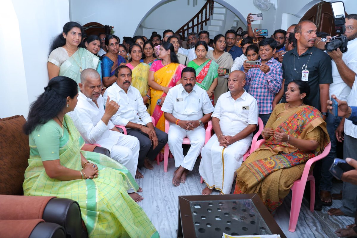 MUNNA_2496's tweet photo. ఇటీవల కరీంనగర్ ఎమ్మెల్సీ రమణ తండ్రి ఎల్.జి. రామ్ గారు మృతి చెందగా నేడు జగిత్యాలలో వారి నివాసంలో ఆయన చిత్రపటానికి నివాళులు అర్పించి కుటుంబ సభ్యులను పరామర్శి���చిన ఎమ్మెల్సీ కల్వకుంట్ల కవిత..
#Teamkavakuntlakavitha #KalvakuntlaKavitha #LRamana #jagitial #BRSParty #KCR @RaoKavitha https://t.co/h1lE3ipLjL