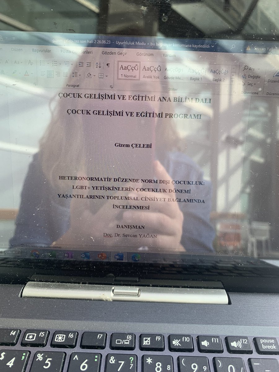 Akademisyenlerin sadece derse girip çıktığını düşünen bir güruh var…Oysa yaptığımız işleri yazsak🙈Neyse ki içsel motivasyonla çalışıyoruz, bir öğrencim daha tezini bitiriyor, oleyyy 🎊🎈🍾