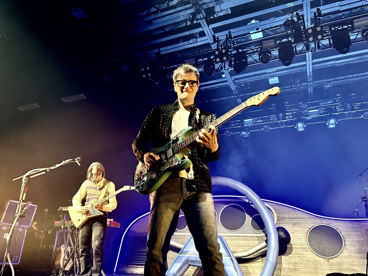 HRCasinoIndiana's tweet photo. We're living the "Good Life" tonight with Weezer & Joyce Manor at Hard Rock Live! If you're at the show drop a comment with your favorite selfie of the night! 🤳⬇️
#hrcnilive #hrcni #weezer #joycemanorband https://t.co/yAemczVgnb
