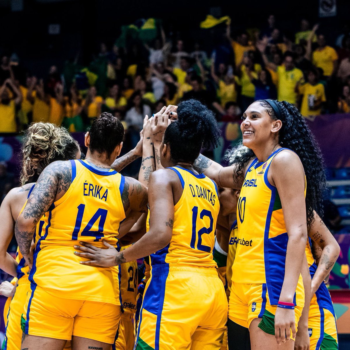 camisa_23's tweet photo. SENHORAS E SENHORES

APÓS 12 ANOS, A SELEÇÃO BRASILEIRA FEMININA DE BASQUETE VENCE OS ESTADOS UNIDOS NA FINAL E É CAMPEÃ INVICTA DA AMERICUP 2023

HISTÓRICO!!!!!!!!!!!!!!!!!!!!!!!! 🏆

🇧🇷🇧🇷🇧🇷🇧🇷🇧🇷🇧🇷🇧🇷🇧🇷🇧🇷🇧🇷🇧🇷 https://t.co/S23BtJ0B4C