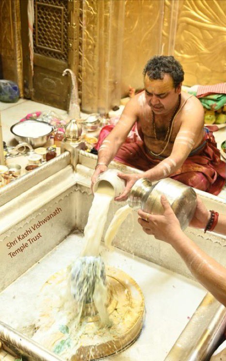 12Jyotirling's tweet photo. श्री काशी विश्वनाथ ज्योतिर्लिंग जी के आज के मंगला आरती श्रृंगार दिव्य दर्शन 10.07.2023 https://t.co/t0jKZ4ruCI