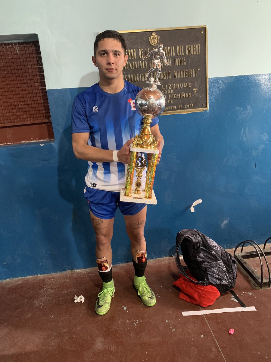 RwGustavo's tweet photo. El futbol siempre da revancha.. pero esta vez no vuelvo con las manos vacias ! 
3er puesto para nosotros. 
Un torneo duro, con poco descanso y 2 partidos x dia! 
Golpes y una costilla menos pero siempre dejando todo por este lindo deporte..

Gracias gorta x la invitacion! https://t.co/2orrzDpLh4