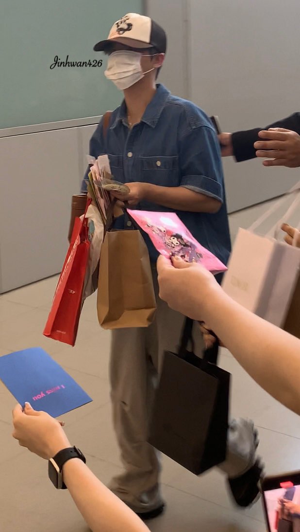 Jinhwan426's tweet photo. 230710 KIX

진환군 잘 가.
스키다요 다이스키 영원히 진환.

#iKON #아이콘 #진환 #Jinhwan
@iKON_gnani_____ https://t.co/mmplsTKcGK