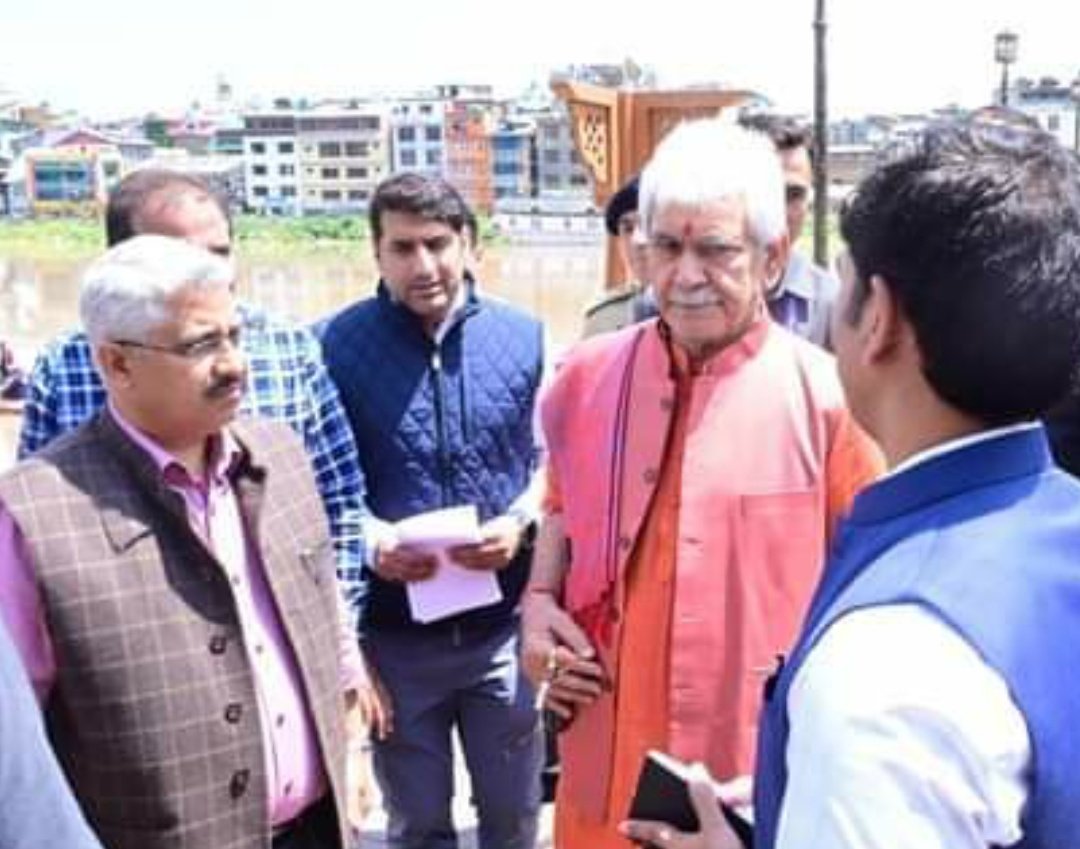 LG <a href="/manojsinha_/">Manoj Sinha</a> visited Zero Bridge &amp; interacted with officials of Irrigation &amp; Flood Control Dept to review overall preparedness for flood management. He directed officers for continuous monitoring of water levels &amp; dissemination of early warning to all agencies in real time.