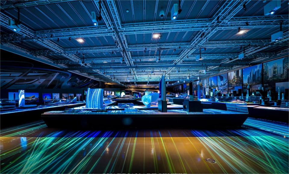 Minda_Wang_Nhat's tweet image. We are delighted to join &amp;lt;THE NEW WORLD - Zaha Hadid Architects&amp;gt; Design Exhibition at Beijing Guardian Art Center! #hecoos x #Hirender control 60 projectors fully mapping the whole scene, the light and shadow complement, it is an artistic language that echoes Zaha's life.