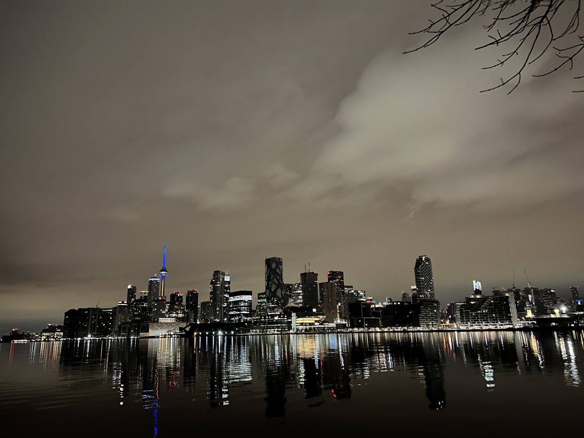 sim_xploration's tweet photo. Pov: Breathtaking view warning⚠️
🌃✨Night View Downtown Toronto🌙
📍Polson Pier Skyline Viewpoint
#ExploringCanada #DowntownToronto #ExploringTheWorld #NightView #sunsetphotography https://t.co/OfiDuw3RmD