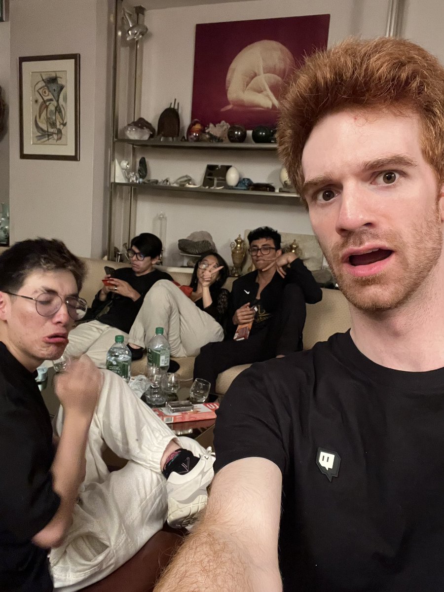 Shadoune666's tweet photo. Ya me imagino la cara de mi abuela despertándose con 6 peruanos en su casa 😍 https://t.co/mLT020Soq8