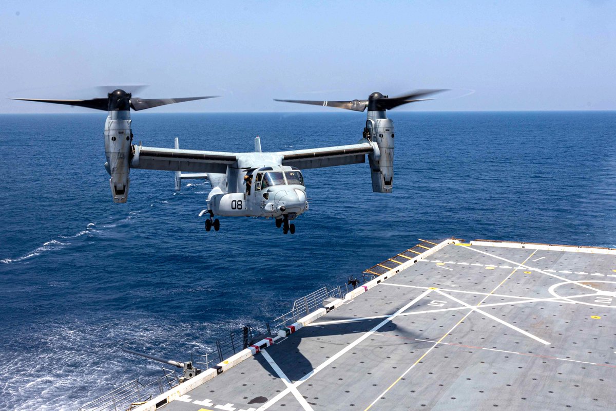MARFORSOUTH's tweet image. #Marines and Sailors land MV-22 Ospreys onto the USS New York prior to Ex UNITAS LXIV. 
#UNITAS, taking place in Colombia this year,  will bring together 20 nations from all over the world to train forces in joint maritime operations that enhance tactical proficiency.