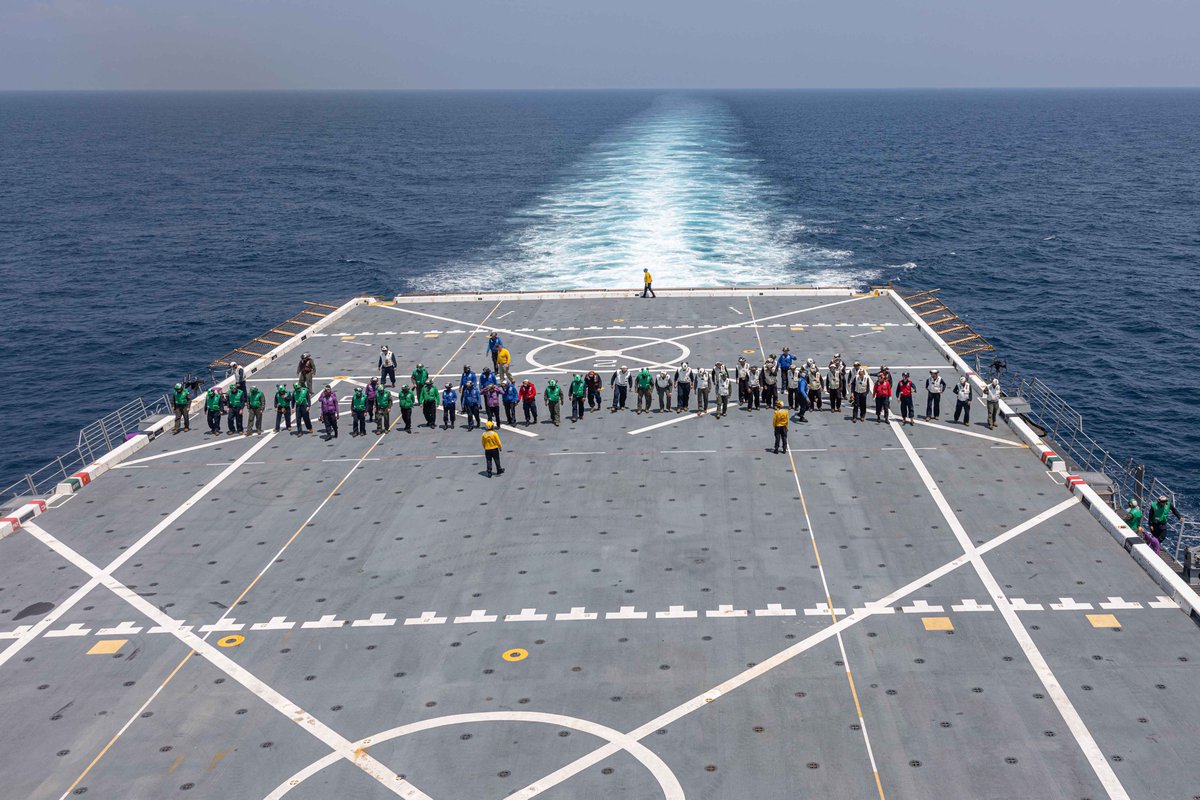 MARFORSOUTH's tweet image. #Marines and Sailors land MV-22 Ospreys onto the USS New York prior to Ex UNITAS LXIV. 
#UNITAS, taking place in Colombia this year,  will bring together 20 nations from all over the world to train forces in joint maritime operations that enhance tactical proficiency.