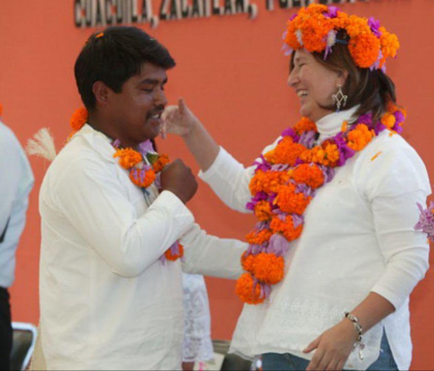 XochitlGalvez's tweet image. ¡El tiempo vuela! 

Estas fotos son de 2005 cuando era titular de la Comisión Nacional para el Desarrollo de los Pueblos Indígenas durante una visita a Cuacuila en Zacatlán, Puebla.

#XóchitlVa