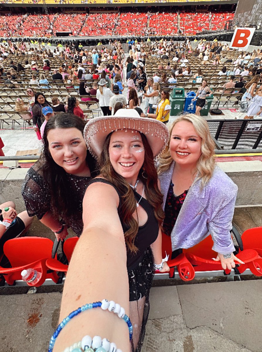 feighmous's tweet photo. #KCTheErasTour night 2 was sparkling, we won’t let it go ✨
manifested Dorothea as a surprise song and got it 😭😭
@taylornation13 @taylorswift13
#erastourkc #TheErasTour #TSTheErasTour #kc #kcn2 https://t.co/cyD2y7bXgP