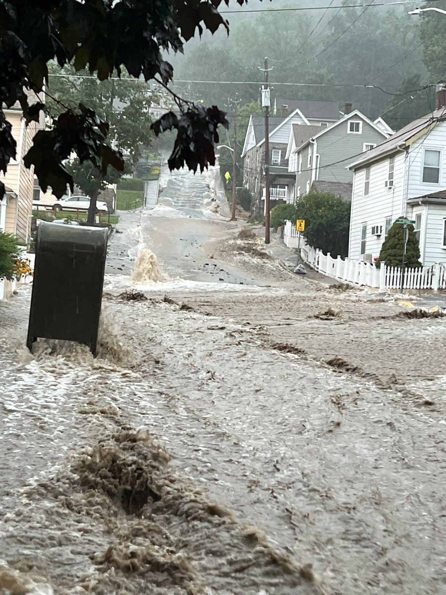 NYSDHSES's tweet photo. Numerous roadways consisting of State Route 9W and Palisades Interstate Parkway are experiencing heavy flooding and washouts. The Palisades Parkway Northbound is closed from exit 14 to Long Mountain Traffic circle.

📍 Drew Road, Highland Falls, NY https://t.co/gcWrd4cuYo