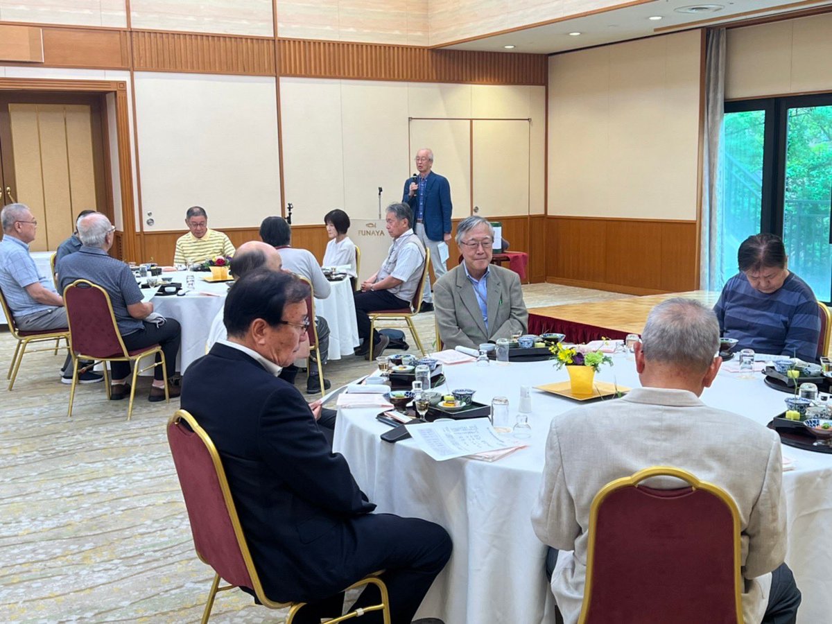 junzo_yamamoto's tweet photo. 続いて中学生時代に3年間在籍した愛光寮生O Ｂ会に出席しました。4年ぶりの集いですが、大変懐かしく楽しい会でした。ただし30人余りの出席者の中で、そろそろ古希を迎えようとしているこの私が最年少とは、、、それにしても今は無くなった愛光寮での3年間の楽しい寮生活は素晴らしい思い出です。 https://t.co/BmyNzoE1Nr