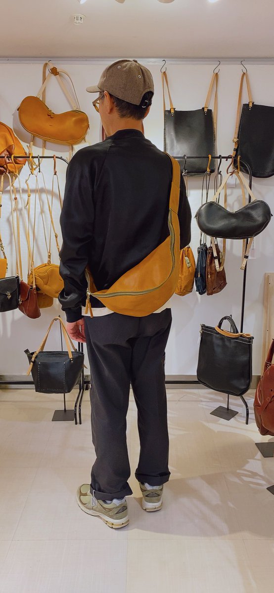 slowH6's tweet photo. 大きめ斜めショルダーバッグ

ダブルファスナーです
ドラえもんのポケット並みに色々入ります

#ippi #レザークラフト #尼崎 #ハンドメイド #slowH #手帳カバー　#手縫い #革職人 #トートバッグ #本革 #革鞄 #koc #ショルダーバッグ
#ハンドメイド販売　#神戸三宮 https://t.co/q7EZXP3ivJ