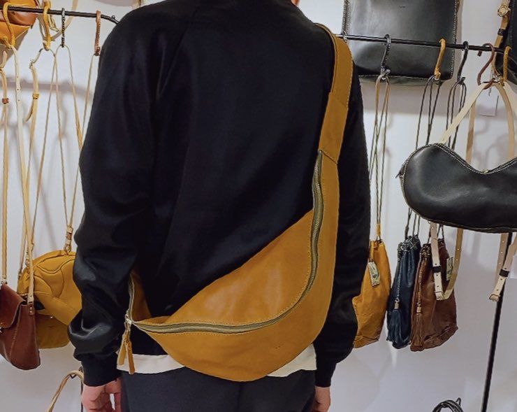 slowH6's tweet photo. 大きめ斜めショルダーバッグ

ダブルファスナーです
ドラえもんのポケット並みに色々入ります

#ippi #レザークラフト #尼崎 #ハンドメイド #slowH #手帳カバー　#手縫い #革職人 #トートバッグ #本革 #革鞄 #koc #ショルダーバッグ
#ハンドメイド販売　#神戸三宮 https://t.co/q7EZXP3ivJ