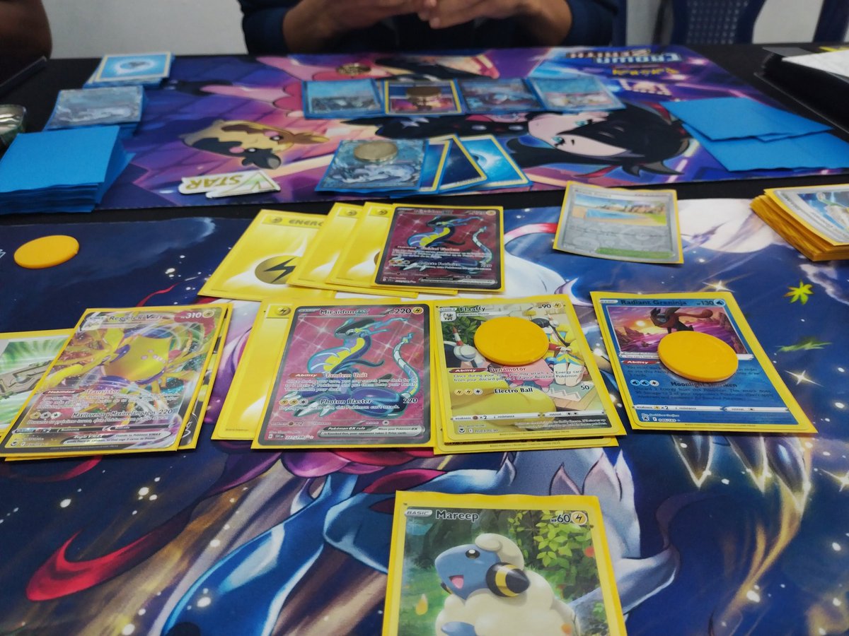 Akiyamatcg's tweet image. 2th League Challenge 2023-2024 en MadHouse33 usando miraidon ex regeleki vmax 3-0-2 engazaaadoooooo 💪😎 

Lost Box WLW
Lost Box LW Tie
Lost Box WLW
Chien-Pao ex WW
Urshifu Vmax / Inteleon Vmax WL

 #RagnarGamingTeam
#Esports #Guatemala #Pokemontcg #Pokemontcgo #pokemonfan