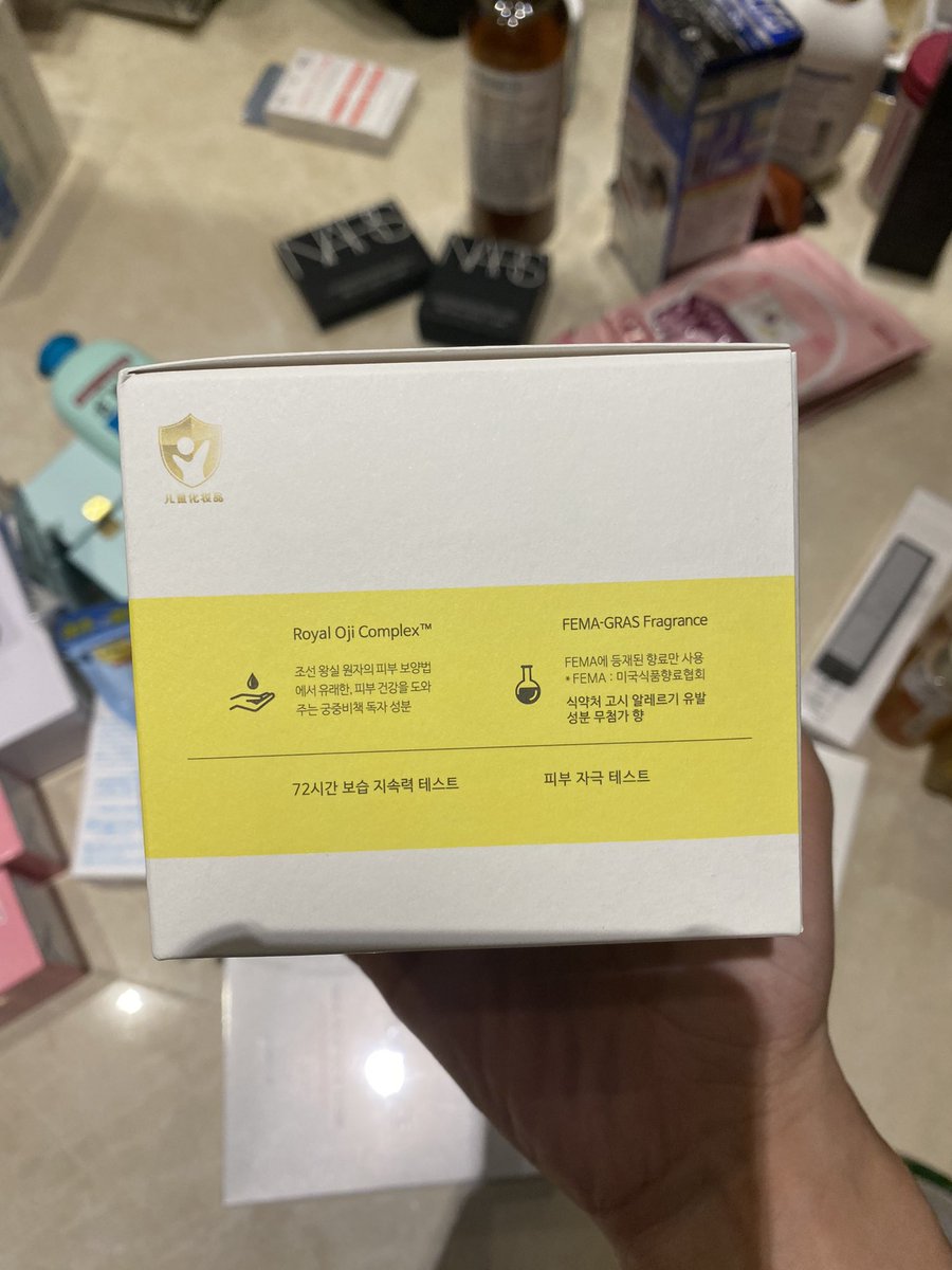 好物分享每日推荐宫中秘策面霜💵59，
 秘策的宝宝面霜是有五种植物的有益提取物成分，夏威夷果精油的3种保湿成分，能强力保湿、舒缓肌肤，主打无添加，温和无刺激，看图片在手上的吸收效果也非常好，很滋润！当身体乳一起使用也是不错的选择~ 
通常我都给宝宝早晚两次，#美妆。#好物推荐。#代购，