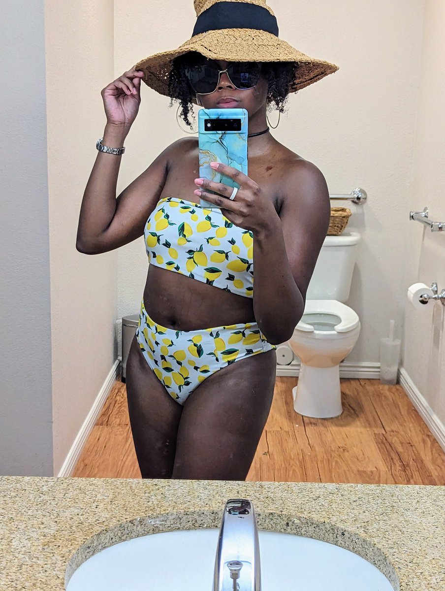 imanisketchbook's tweet photo. Was serving hot lemongrab summer at the pool today 🍋 https://t.co/naFRkFKGwu