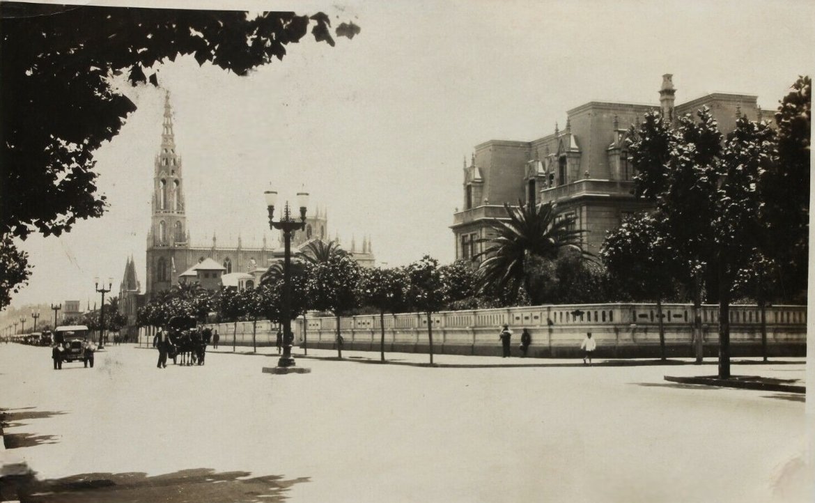 La Av. Libertad de Viña del Mar, el Palacio Carrasco y la Iglesia de los Carmelitas.