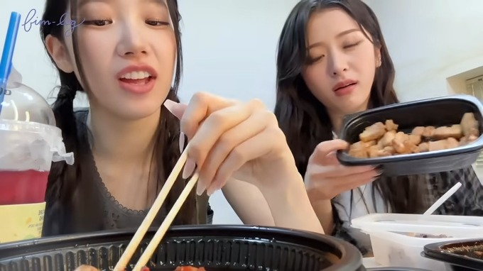 [sportsworld] Le Seraphim Yunjin, shocked by members' meals 'What did you eat'... I have to dry up

'Who eats like this?' and 'What is this? This meat is like this.'
The cute appearance of the two people reacting sensitively to the leftover meat drew laughter.