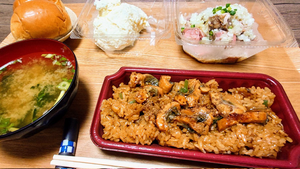 上野駅から東京駅まで歩いて大丸の地下で買い物して帰るのが最近のブーム。昨日はうなぎの炊き込みご飯とローストビーフ、ホワイトポテサラを買って帰りました。 https://t.co/xpV4lCw7tc