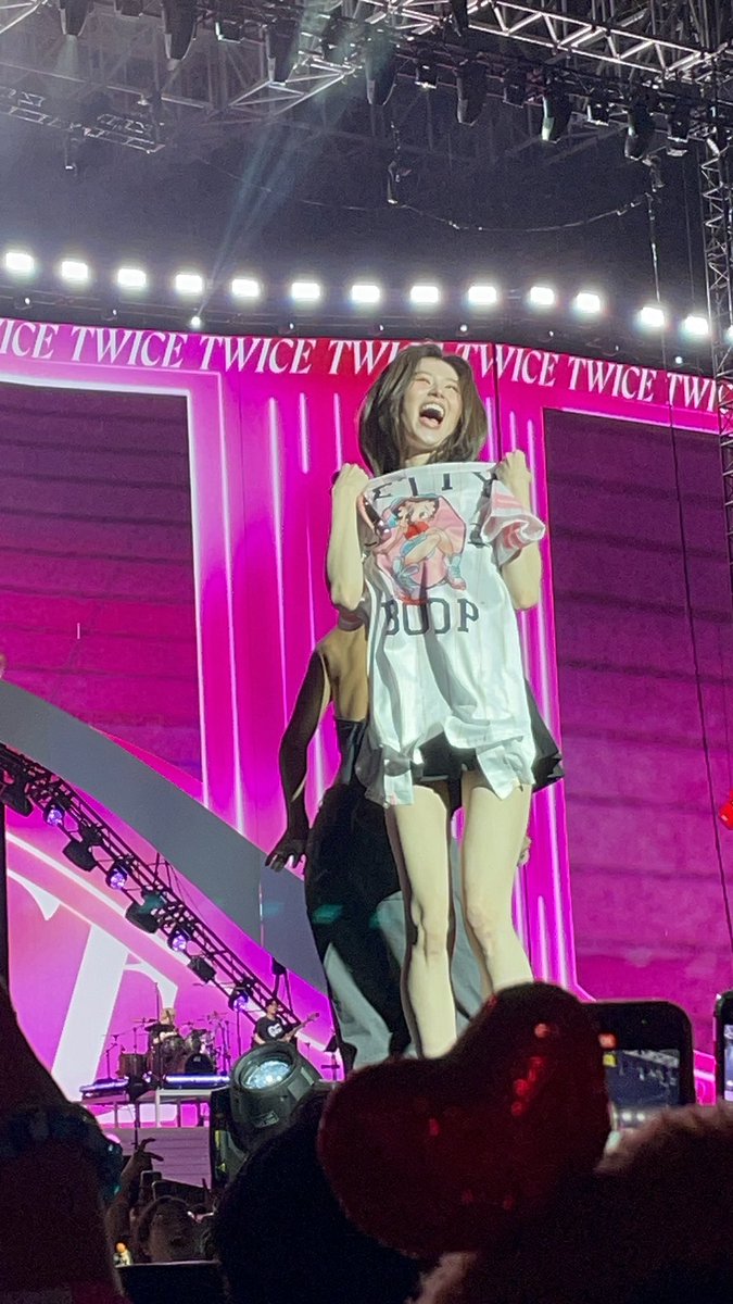 bfchaengjin's tweet photo. SANA’S REACTION TO @jlineluvr’s BETTY BOOP JERSEY, I’M GONNA BAWL IN A DITCH 😭😭😭😭😭😭 https://t.co/2q6wkzRZ4x