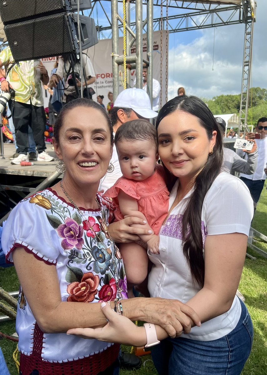 Fue un gusto poder saludar a la Dra. <a href="/Claudiashein/">Claudia Sheinbaum Pardo</a> en un ambiente familiar en el municipio de Tonalá , Chiapas. Estoy decidida que es tiempo de las mujeres y María Carolina también lo sabe. 💜

¡Estamos listas! 👏🏻